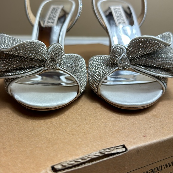 NWOT - Badgley Mischka Women's Rennie Heeled Sandal, Soft white, Size 6.5 😍🤍🩶 - Picture 7 of 17
